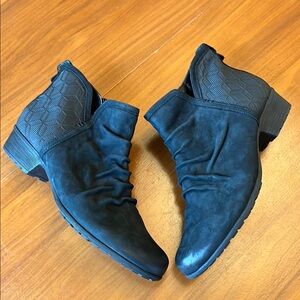 Rockport textured heel ankle boots suede size 10